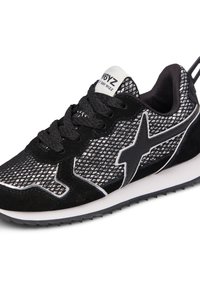 Scarpe da ginnastica nere realizzate in mesh e camoscio, con un motivo a diamante, accenti bianchi e neri, e una suola texturizzata.