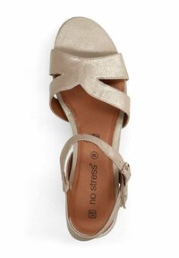 Open-toe sandalen in metallic goud met een kruisbandontwerp. Verstelbare gesp-sluiting bij de enkel, leren binnenzool met textuur, platte zool.