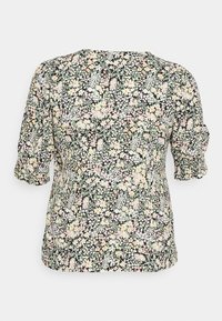Blusa floral com um fundo preto escuro. Apresenta flores em tons pasteis, mangas curtas bufantes e um decote redondo. Tecido leve e texturizado.