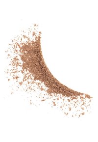 Polvere marrone granulosa con una consistenza fine, sparsa a forma di mezzaluna su uno sfondo bianco.