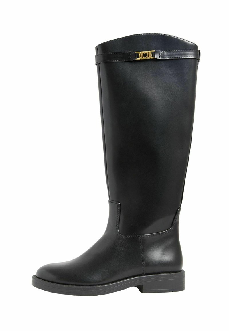 Botas de cuero negras hasta la rodilla con un acabado suave, suela plana y un acento dorado en la parte superior. Presentan una punta redondeada y detalles de costura mínimos.