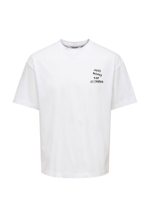 Άσπρο κοντομάνικο t-shirt με μαύρο κείμενο "NEED MONEY FOR ST. TROPEZ" στο αριστερό στήθος, στρογγυλή λαιμόκοψη, χαλαρή εφαρμογή.