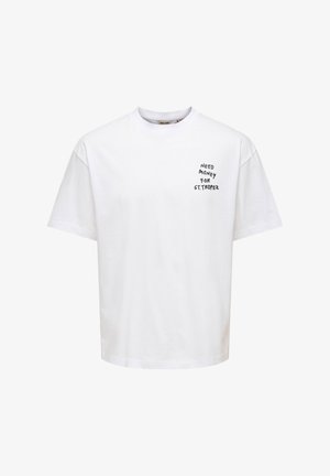 Άσπρο κοντομάνικο t-shirt με μαύρο κείμενο "NEED MONEY FOR ST. TROPEZ" στο αριστερό στήθος, στρογγυλή λαιμόκοψη, χαλαρή εφαρμογή.