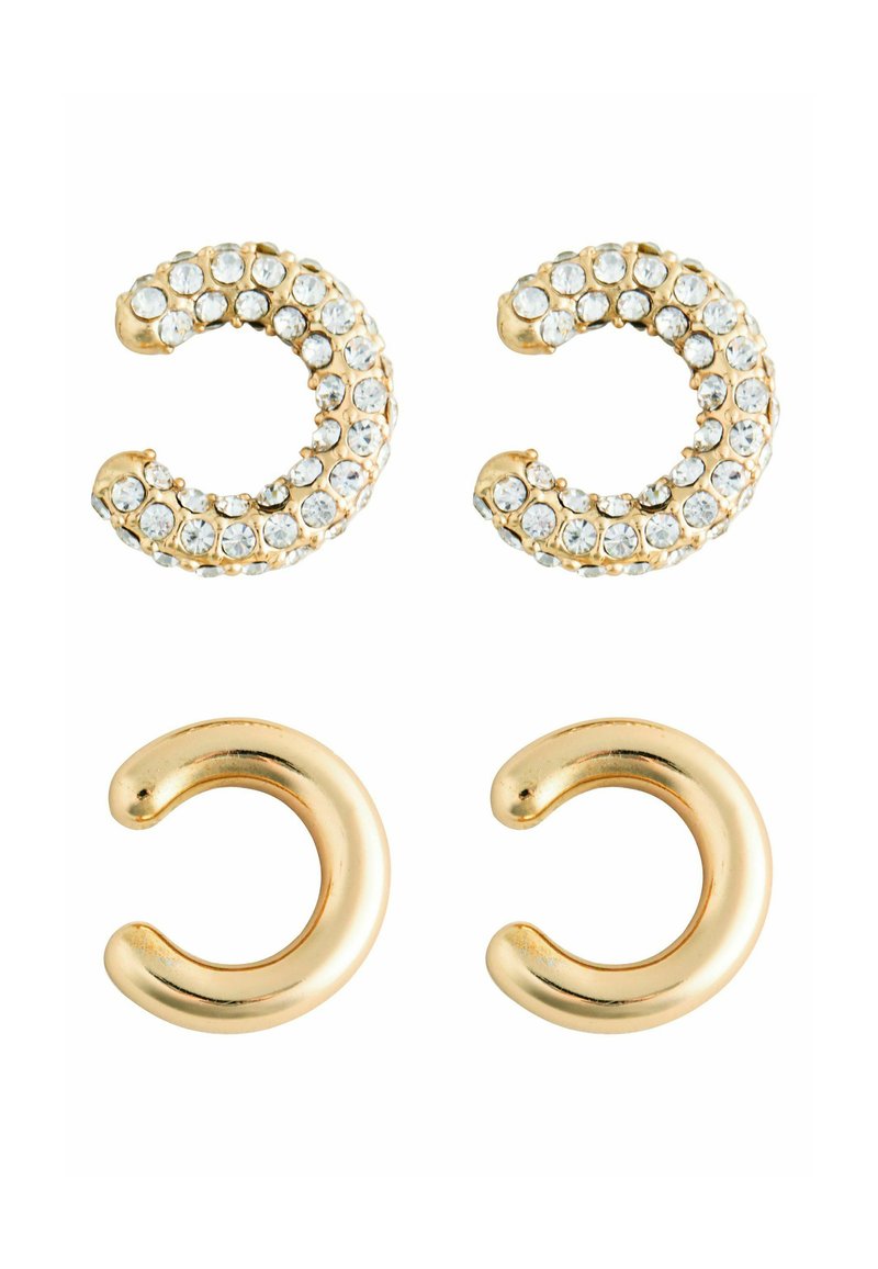 Guldtonede øreringe i to designs: det ene sæt har klare rhinsten arrangeret i en halvmåneform, mens det andet har et glat, buet design.