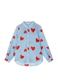 Φόρεμα με μακριά μανίκια, ανοιχτού γαλάζιου χρώματος, με κόκκινες καρδιές που έχουν περίγραμμα κρεμ, διαθέτει κλασικό γιακά και κουμπιά στα μανίκια.