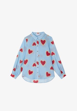 Φόρεμα με μακριά μανίκια, ανοιχτού γαλάζιου χρώματος, με κόκκινες καρδιές που έχουν περίγραμμα κρεμ, διαθέτει κλασικό γιακά και κουμπιά στα μανίκια.