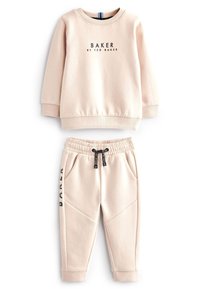 Lyserødt sweatshirt og bukser sæt. Sweatshirt har rund hals og sort "BAKER BY TED BAKER" tryk. Bukserne har elastisk talje og lommer.