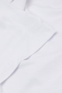 Biała bawełniana koszulka z krótkimi rękawami, gładką fakturą i klasycznym okrągłym dekoltem. Zbliżenie na szczegóły tkaniny i szwów.