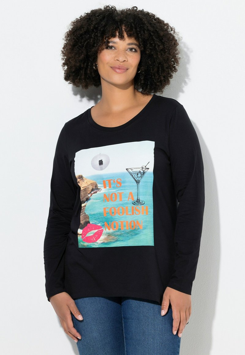 Sort langærmet t-shirt med farverigt grafisk tryk med tekst, cocktailglas og strandmotiv. Blødt bomuldsstof.