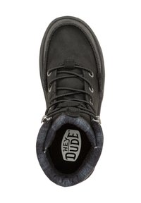 Botín de tobillo de ante negro con punta redonda, cierre de cordones, forro gris y logo en la plantilla. Presenta ojales de metal y costuras en contraste.