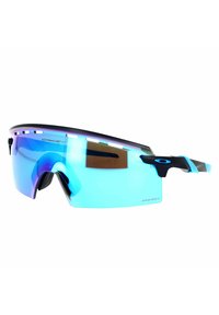 Occhiali da sole sportivi con design avvolgente, lenti blu specchiate, montatura nera e fori di ventilazione lungo la parte superiore per il passaggio dell'aria.