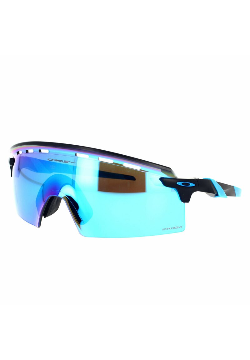 Occhiali da sole sportivi con design avvolgente, lenti blu specchiate, montatura nera e fori di ventilazione lungo la parte superiore per il passaggio dell'aria.