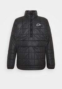 Zwarte geïsoleerde pulloverjack met een hoge kraag, kwartrits, gequilt patroon en een klein wit logo op de borst. Vlotte textuur.