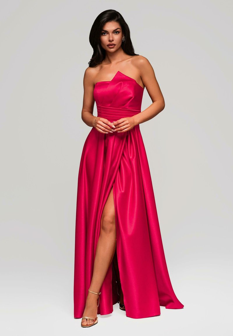 Rosa satinloses Kleid ohne Träger mit einem Schlitz vorne, figurbetontem Oberteil und drapierter Rockpartie. Bietet eine glatte Textur und einen kantigen Ausschnitt.