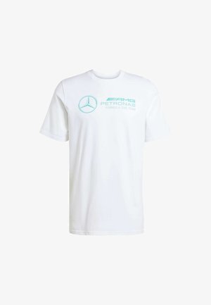 T-shirt en coton blanc avec un logo imprimé bleu clair portant le texte "AMG PETRONAS" et "ÉQUIPE FORMULA ONE". Manches courtes, design à col rond.