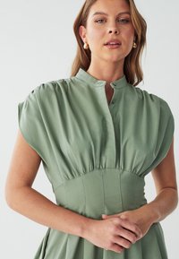 WILLA OTIS - Blusenkleid - sage green
