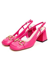 Rosa Leder-Slingback-Absätze mit runder Spitze, goldenen Hardware-Details an der Vorderseite und einem klobigen Blockabsatz. Glatte Textur über die gesamte Fläche.