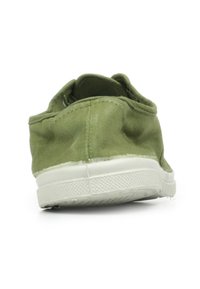 Sneaker in tela verde con tomaia testurizzata e suola in gomma bianca, caratterizzata da un profilo basso e un design morbido e flessibile.