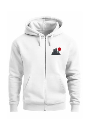 Weißer Reißverschluss-Hoodie mit einer vorderen Kängurutasche, Kapuze mit Kordelzug und einem Grafikdruck von dunklen Bäumen und einer roten Sonne auf der Brust.