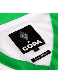 Zwart etiket op witte en groene stof met "B x COPA," maat "S," en de tekst "Gerecycled polyester."