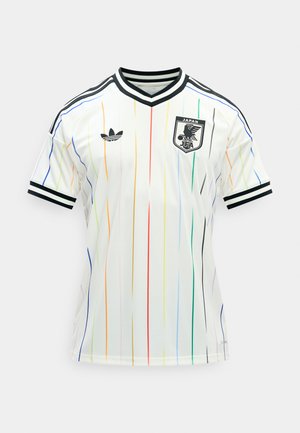 Weißes japanisches Fußballtrikot mit dünnen vertikalen mehrfarbigen Streifen, schwarzem Adidas-Logo, schwarzem Rand an Kragen und Ärmeln sowie Emblem des Japanischen Fußballverbands.