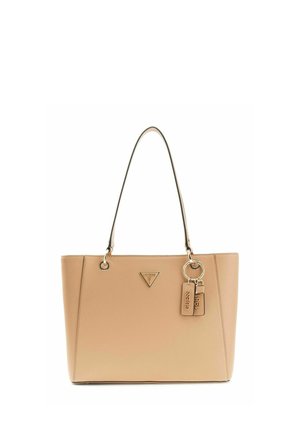 Borsa a mano in pelle beige con doppi manici, logo triangolare Guess e due etichette in pelle appese con il testo "Guess" e "1981".