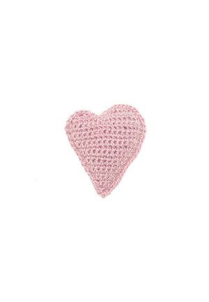 Małe różowe serce wykonane na szydełku na białym tle, pokazujące teksturę oczek przędzy i symetryczny kształt.