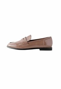 Helle rosa Lackleder-Loafers mit runder Zehenform, gesteppten Details und einem kleinen Riemen vorne. Schwarze Sohle.
