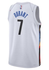 Maglia da basket NBA bianca con "DURANT" e numero 7 in nero, caratterizzata da scritte blu e pannelli laterali colorati.