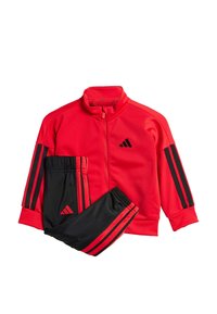Chándal deportivo rojo con chaqueta de cremallera y pantalones negros, acentuado con rayas negras y un logo de Adidas en ambas piezas.