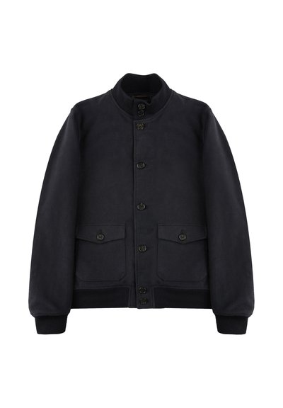 Marine bomberjack gemaakt van een gladde stof, met een hoge kraag, een sluiting met knopen aan de voorkant, twee voorkruiszakken en ribbels bij de manchetten en onderkant.