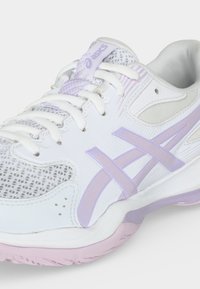 Baskets Asics blanches et violet clair avec panneaux en mesh, lacets et bandes de logo sur fond blanc.