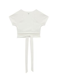 Top corto blanco con mangas raglán cortas, atado a la cintura. Textura suave y escote redondo, adecuado para un estilo casual.