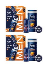 Die NIVEA MEN Sport Box enthält Duschgel, Deodorant und Creme. Die Behälter sind blau mit weißen Akzenten; die Verpackung hat orangefarbene Details und das Logo.