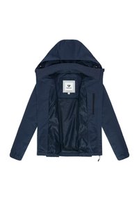 Veste imperméable bleu marine avec capuche, fermeture éclair, poignets élastiqués, et une étiquette à l'intérieur avec un logo. Texture de tissu lisse.