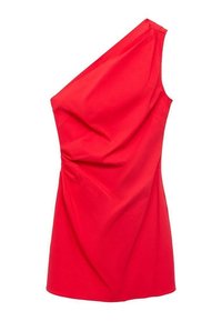 Robe rouge à une épaule faite d'un tissu lisse, avec une silhouette ajustée et des détails drapés sur le côté. Pas de matériel ou d'accents visibles.