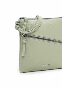 Clutch in pelle verde con texture, dal design sottile, dotata di chiusura con zip superiore e manico ad anello, accentuata da hardware in argento.