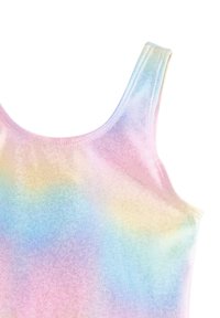 Farbiger Badeanzug mit einem Pastellverlauf in rosa, blau und gelb; zeichnet sich durch eine funkelnde Textur und dünne Träger aus. Glattes, elastisches Material.