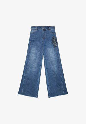 Jeans en denim à jambes larges de couleur bleu foncé avec une finition délavée, ornés d'une broderie florale en perles délicates sur le côté droit.
