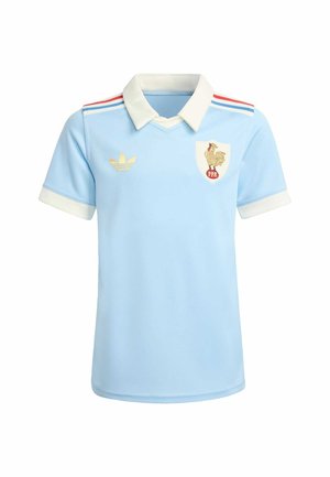 Lichtblauw sportshirt met korte mouwen, witte kraag, rode en blauwe strepen op de schouders, gouden Adidas-logo en een haan-embleem op de borst.