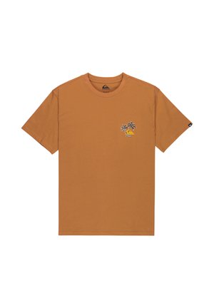 T-shirt marron à manches courtes avec un petit motif de palmier et de soleil sur le côté gauche de la poitrine et une petite étiquette logo sur la manche gauche.