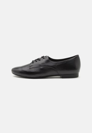 Anna Field, Derbies - black