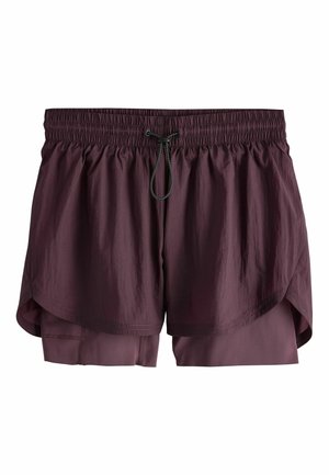 Donkerpaarse dubbel gelaagde sportshorts met elastische tailleband en zwart verstelbaar trekkoord.