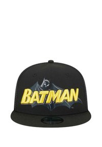 Schwarze Snapback-Cap mit gesticktem gelbem "BATMAN"-Text und einem grauen Fledermaus-Motiv mit einer maskierten Figur. Flaches Schild, strukturiertes Design.