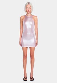 Mini robe métallique rose avec une coupe ajustée, un col montant et de fines bretelles. Texture lisse avec une finition brillante.