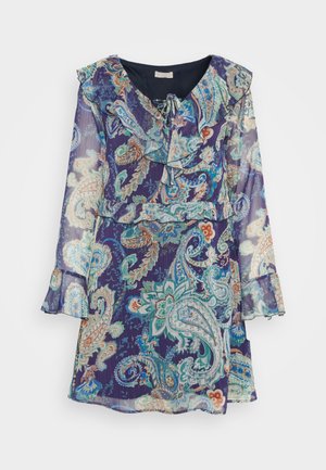 Vestido fluido y transparente en color navy con un patrón de paisley en tonos verde azulado, naranja y crema. Presenta cuello con volantes y mangas acampanadas.