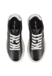 Μαύρα αθλητικά παπούτσια από δέρμα με λευκά κορδόνια, εφοδιασμένα με ελαστική σόλα και λευκές λεπτομέρειες στη φτέρνα. Ο σχεδιασμός είναι μινιμαλιστικός με ομαλή υφή.