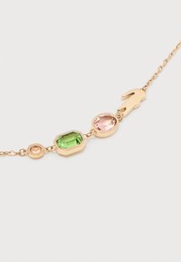 Βραχιόλι αλυσίδας από χρυσό με τρεις πολύτιμους λίθους σε ροδακινί, πράσινο και ροζ, τοποθετημένους σε μενταγιόν με περίβλημα, και ένα διακοσμητικό γοργόνα σε σχήμα χεριού.