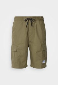 Shorts cargo pour hommes de couleur vert olive avec cordon noir, taille élastique, poches à rabat latérales et petite étiquette de marque blanche sur l'ourlet.