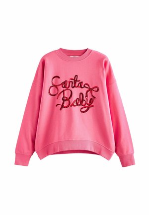Sweat-shirt rose vif à col rond, manches longues, avec un texte rouge en écriture cursive « Santa Baby » sur la poitrine.